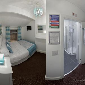 Zimmer mit Kingsize-Bett